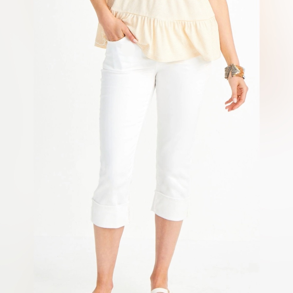 Maurices‎  White Button Fly Cuffed Capri Size 10